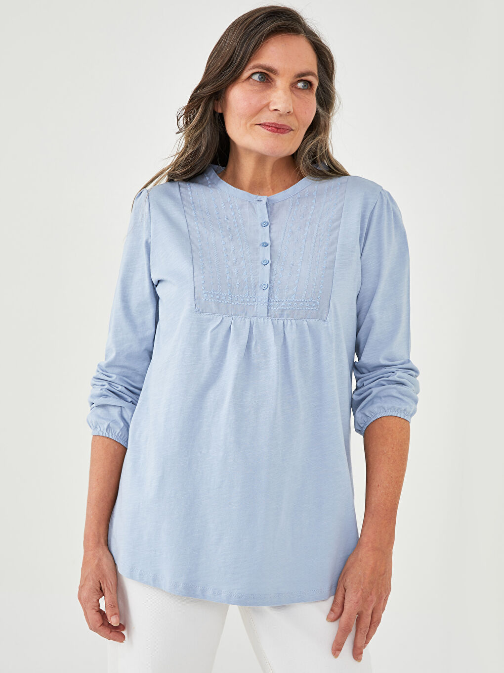 بلوزة قطن كم طويل مطرزة برقبة دائرية للسيدات