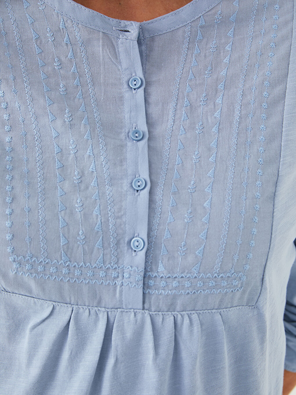 بلوزة قطن كم طويل مطرزة برقبة دائرية للسيدات-2