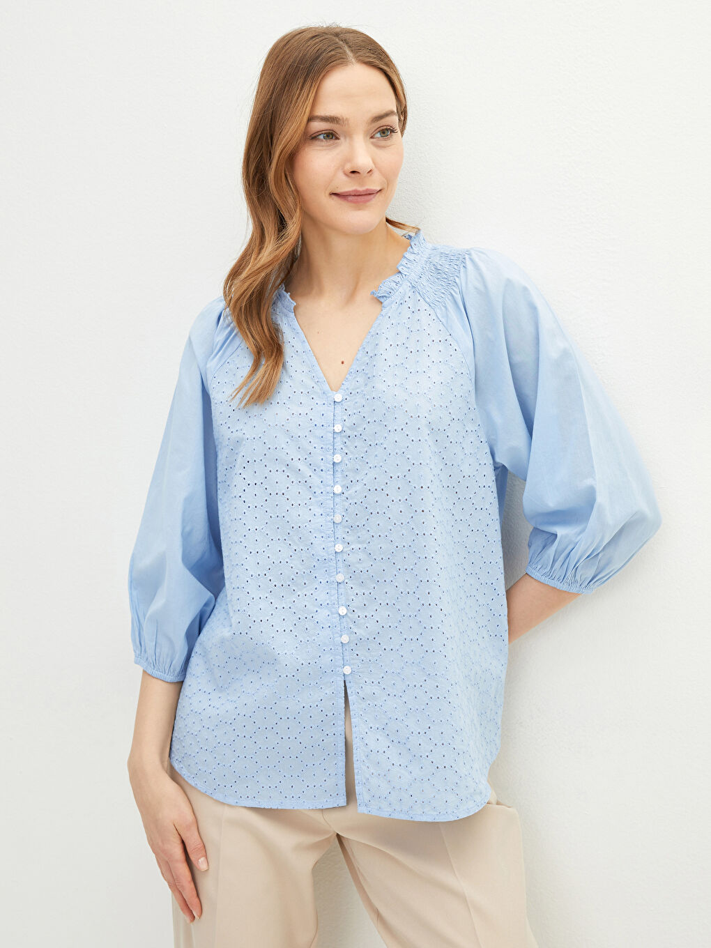 LCWAIKIKI Classic Kaçık Yaka Nakışlı Poplin Kadın Bluz -S25977Z8-G9Q