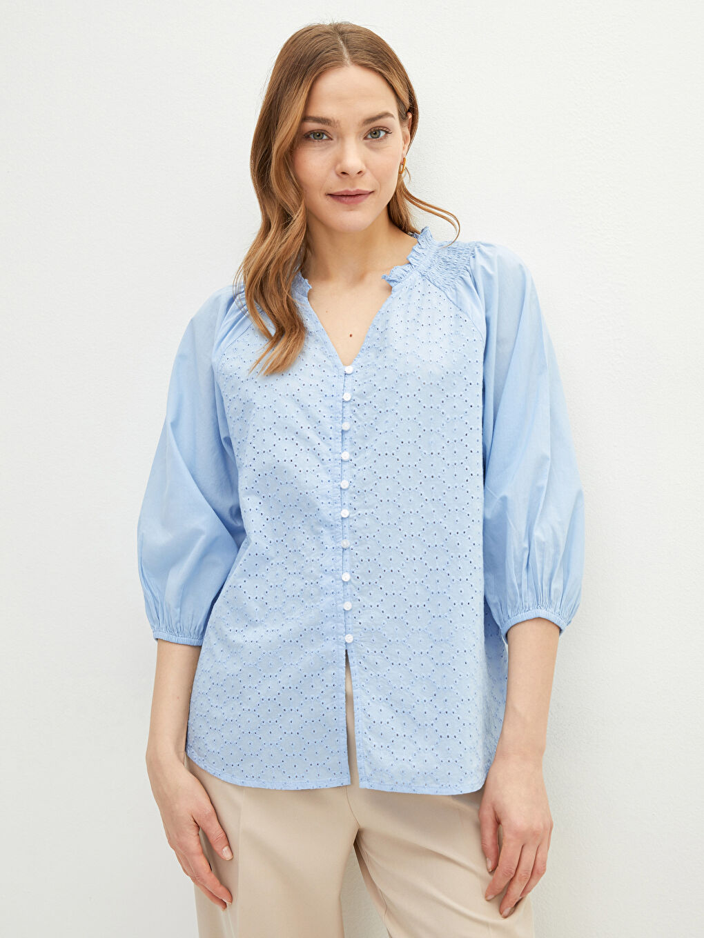 LCWAIKIKI Classic Kaçık Yaka Nakışlı Poplin Kadın Bluz -S25977Z8-G9Q
