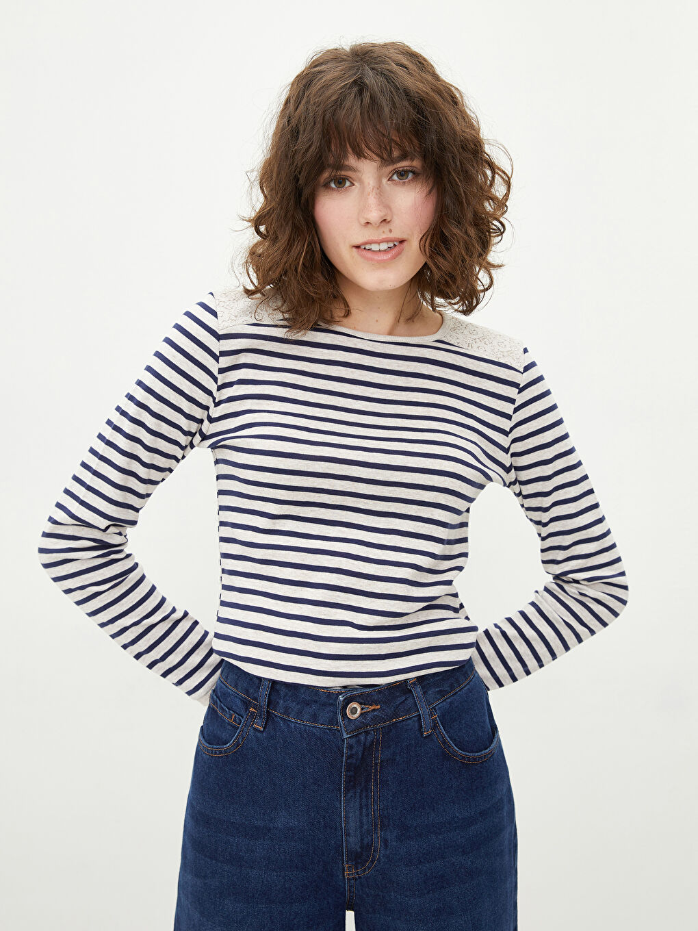 Полосатая женская футболка с круглым вырезом и длинными рукавами