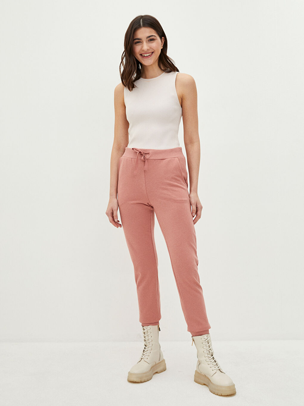 Спортивные джоггеры с эластичным поясом и обычными карманами для женщин-1