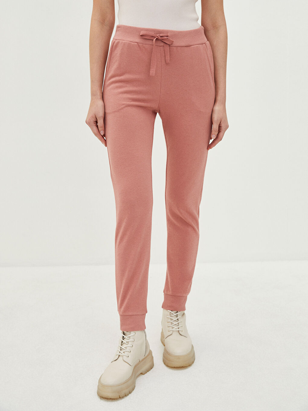 Спортивные джоггеры с эластичным поясом и обычными карманами для женщин-2