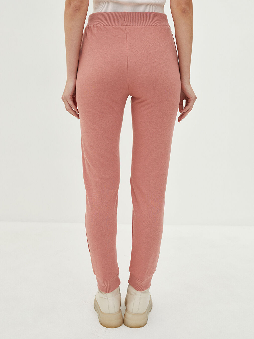 Спортивные джоггеры с эластичным поясом и обычными карманами для женщин-3