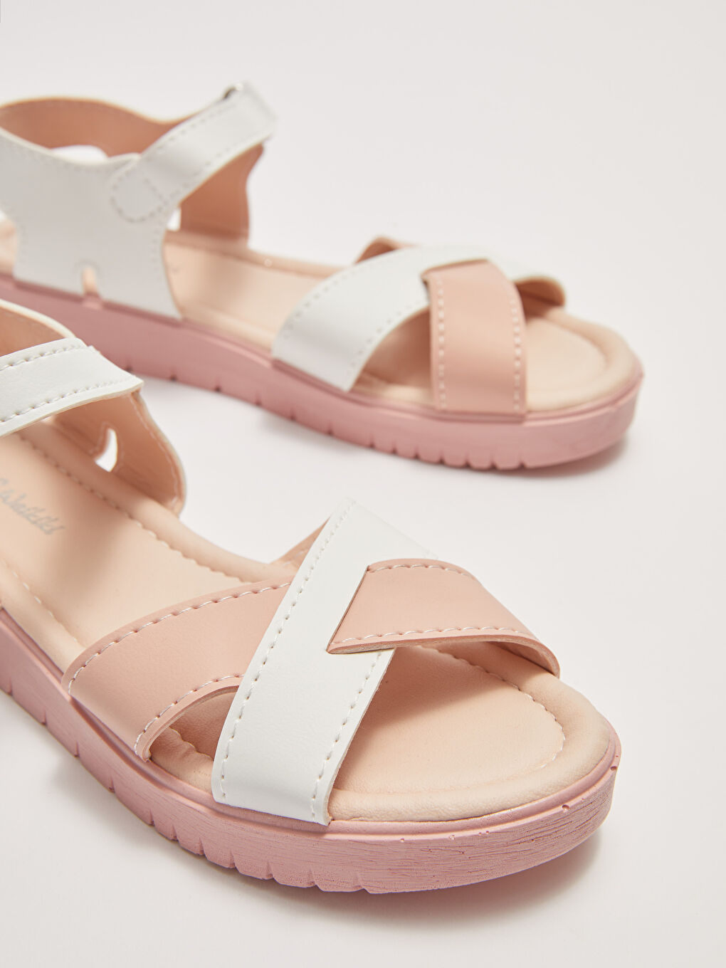 LCW STEPS Cross-Blade Color Block Girls' Hook and Loop Sandals -S26529Z4-E6T