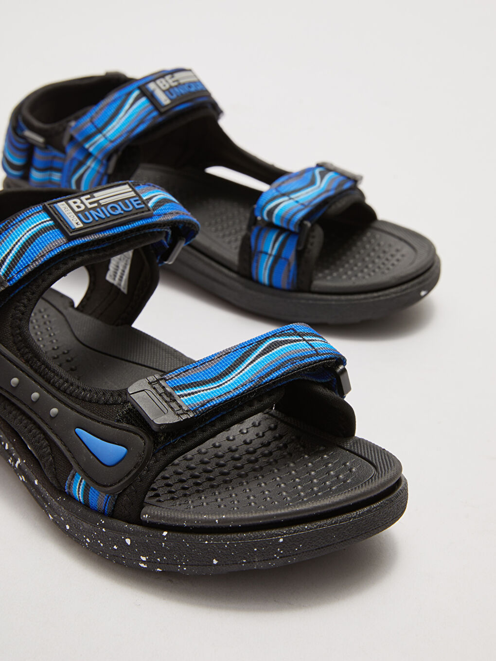 صنادل فيلكرو للأولاد بتفاصيل رقعة مطبوعة-4