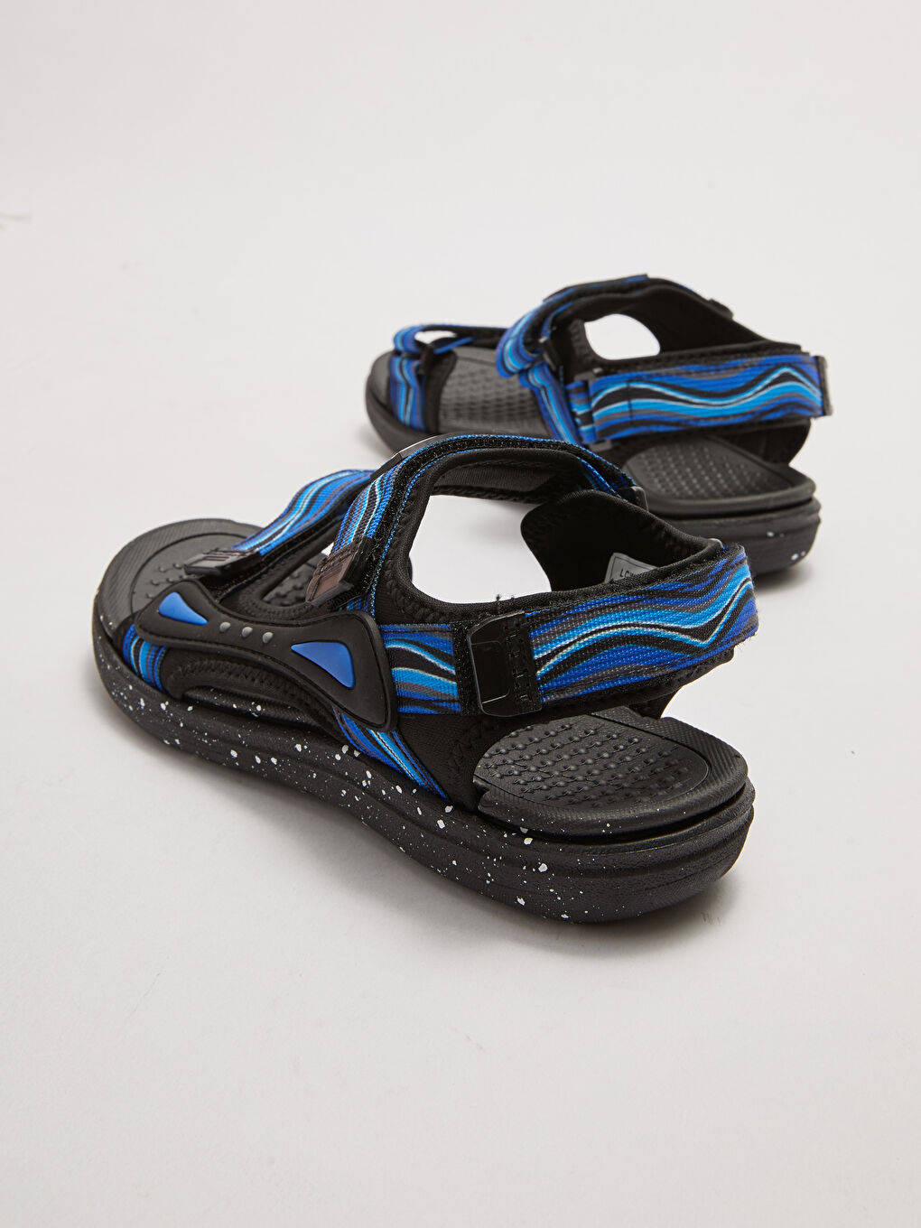 صنادل فيلكرو للأولاد بتفاصيل رقعة مطبوعة-5