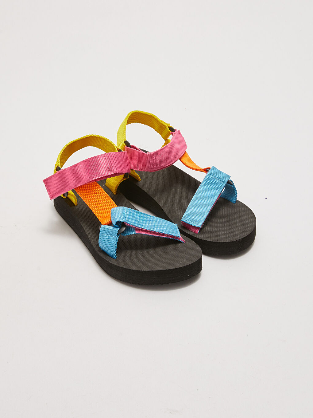 صنادل فيلكرو نسائية بحزام مزدوج وتصميم كتل الألوان