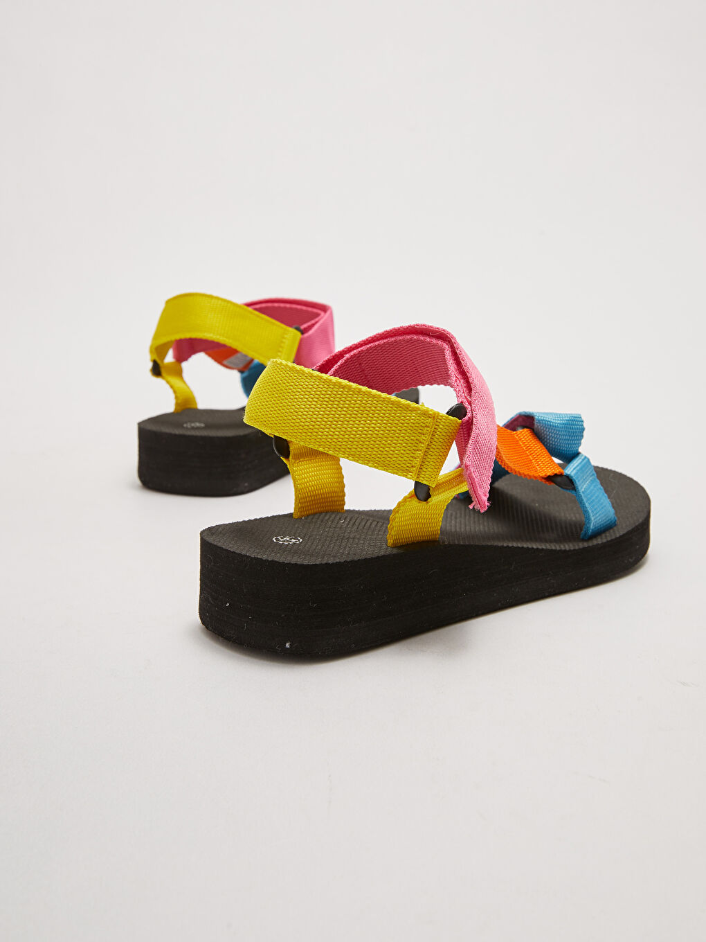 صنادل فيلكرو نسائية بحزام مزدوج وتصميم كتل الألوان-4