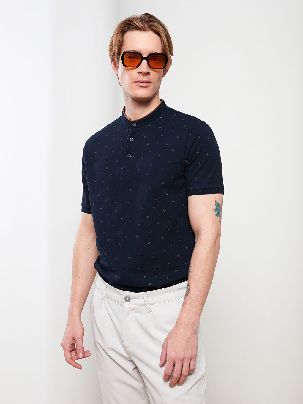 Ерлерге арналған тік жағалы қысқа жең өрнекті пике футболка