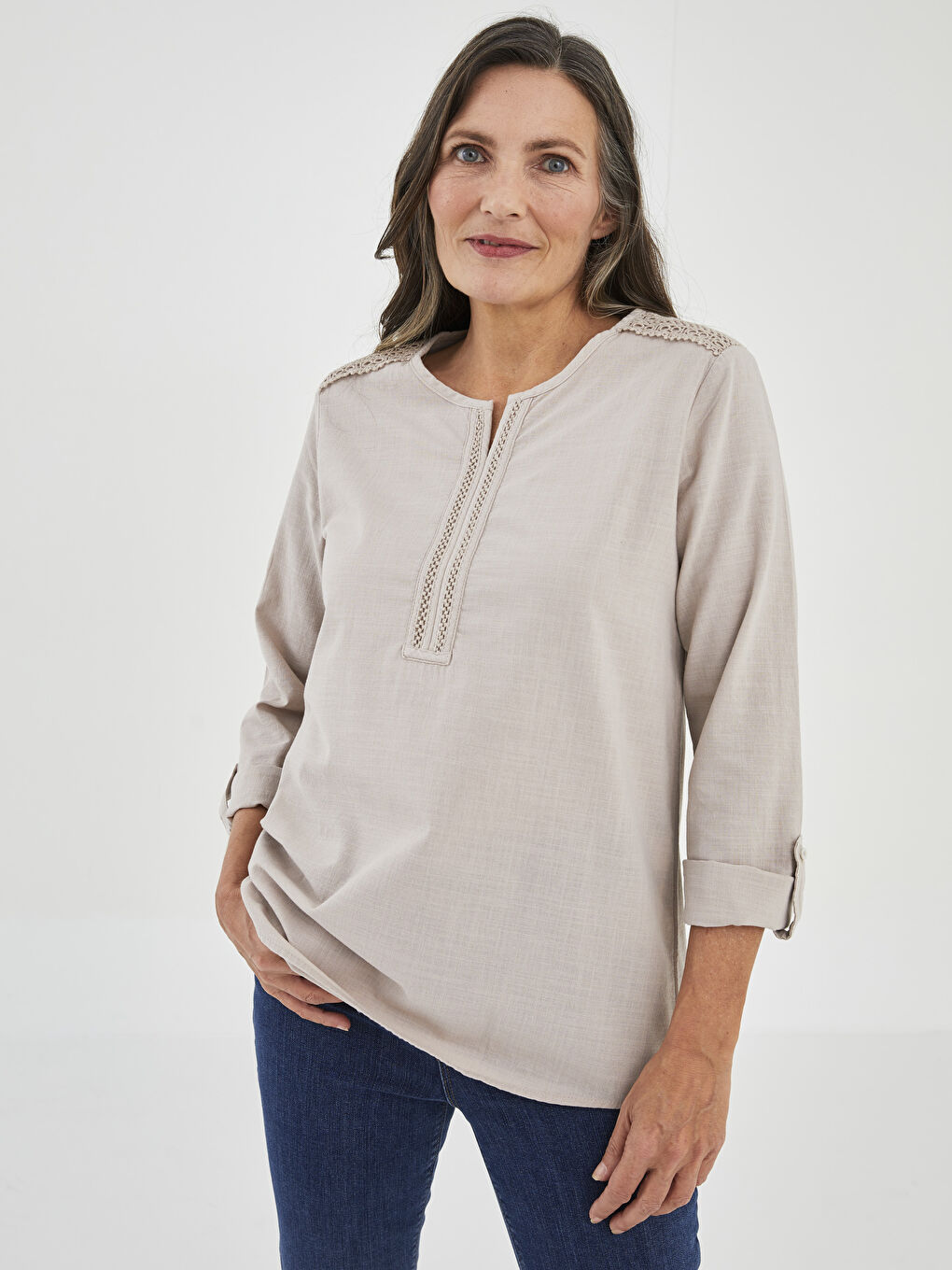 بلوزة قماش بوبلين كم طويل مطرزة بياقة دائرية للسيدات