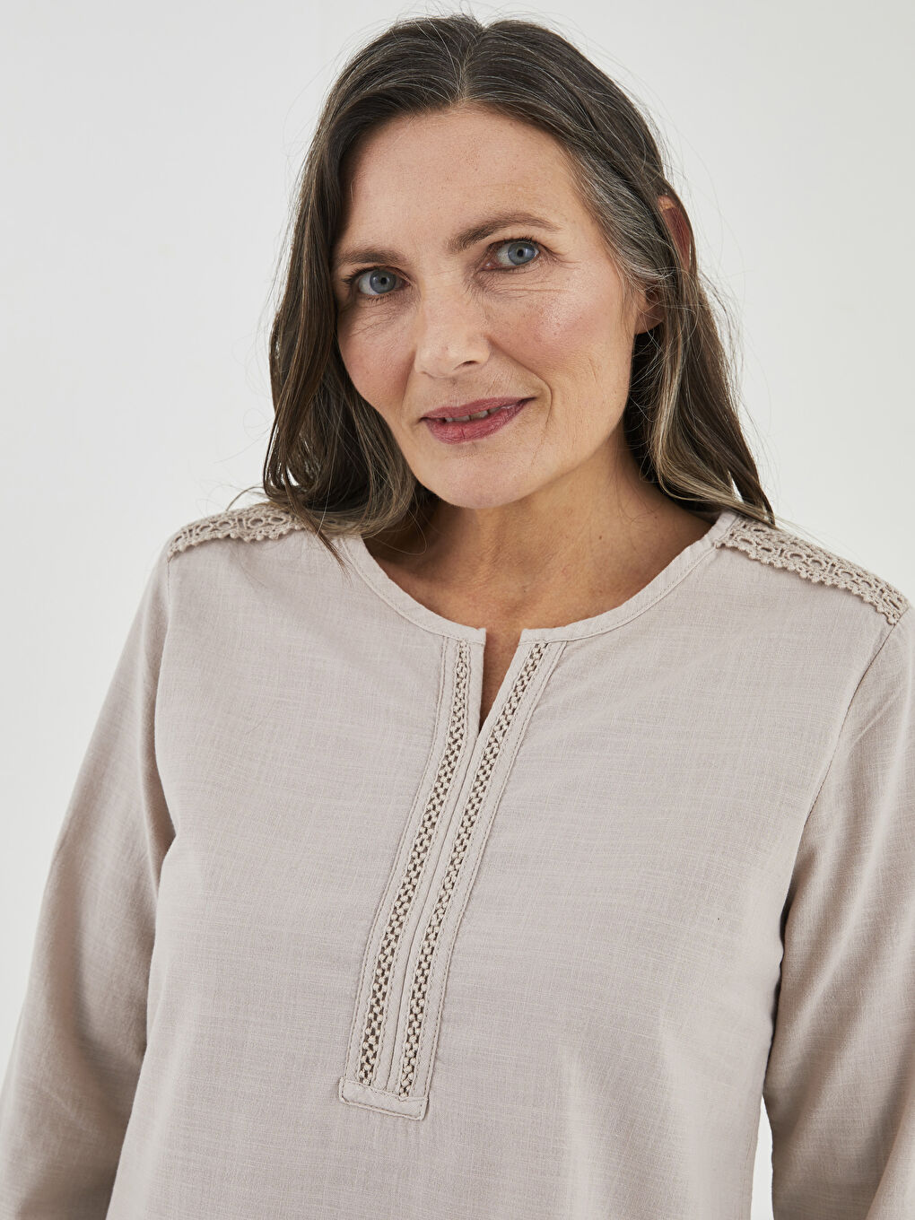 بلوزة قماش بوبلين كم طويل مطرزة بياقة دائرية للسيدات-1