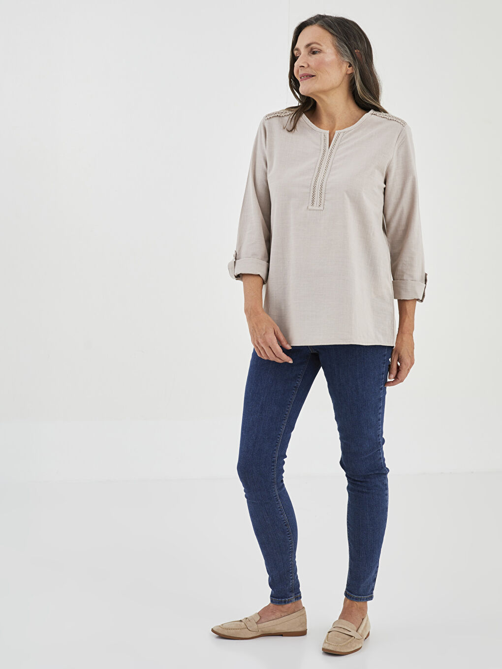 بلوزة قماش بوبلين كم طويل مطرزة بياقة دائرية للسيدات-2