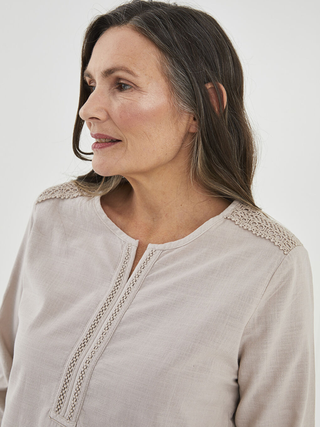 بلوزة قماش بوبلين كم طويل مطرزة بياقة دائرية للسيدات-3