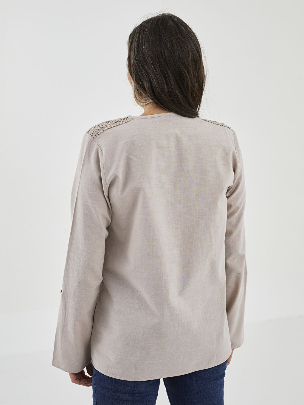 بلوزة قماش بوبلين كم طويل مطرزة بياقة دائرية للسيدات-4