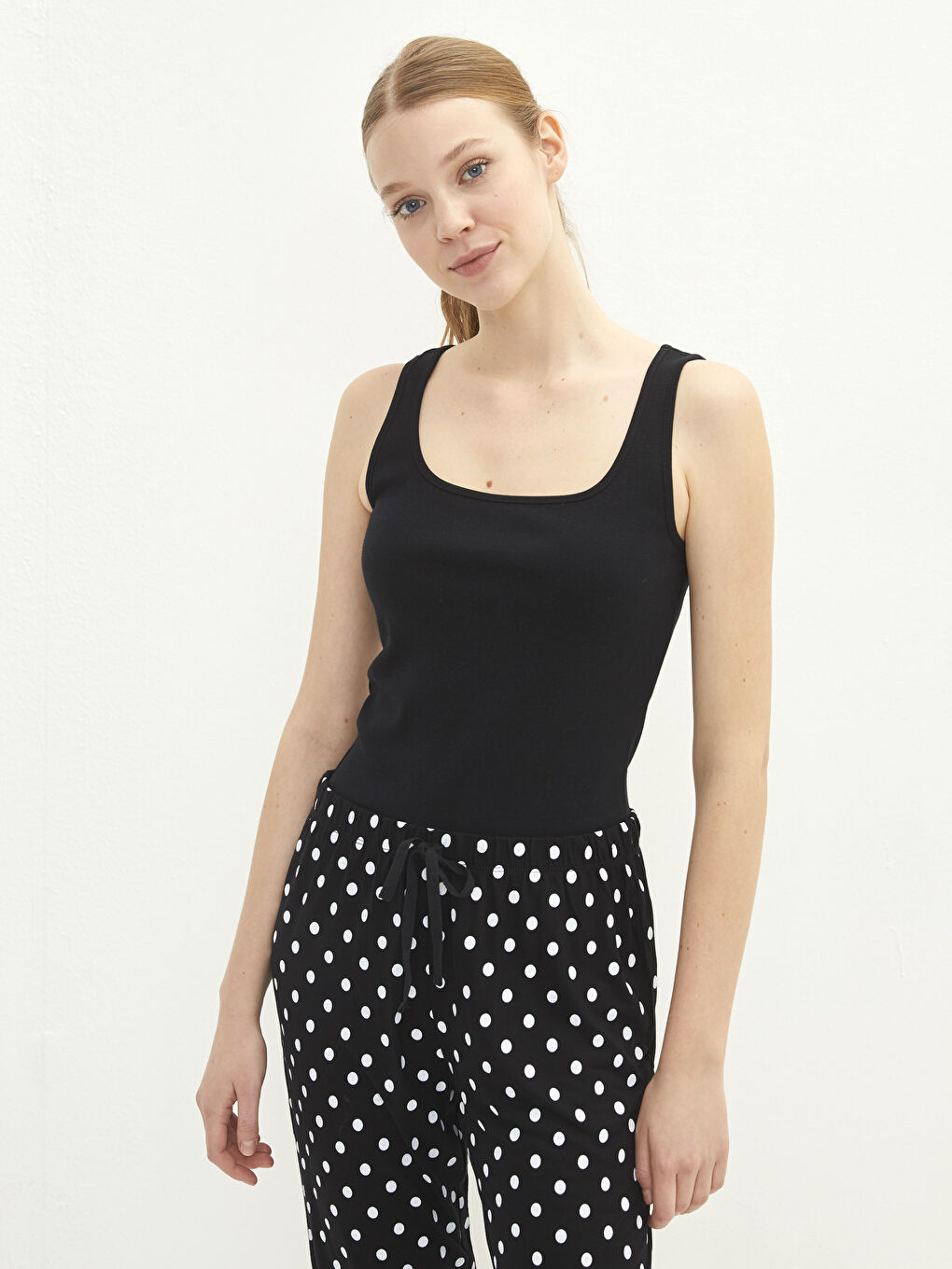 Siyah Kare Yaka Kalın Askılı Pamuklu Kadın İç Giyim Atlet-1