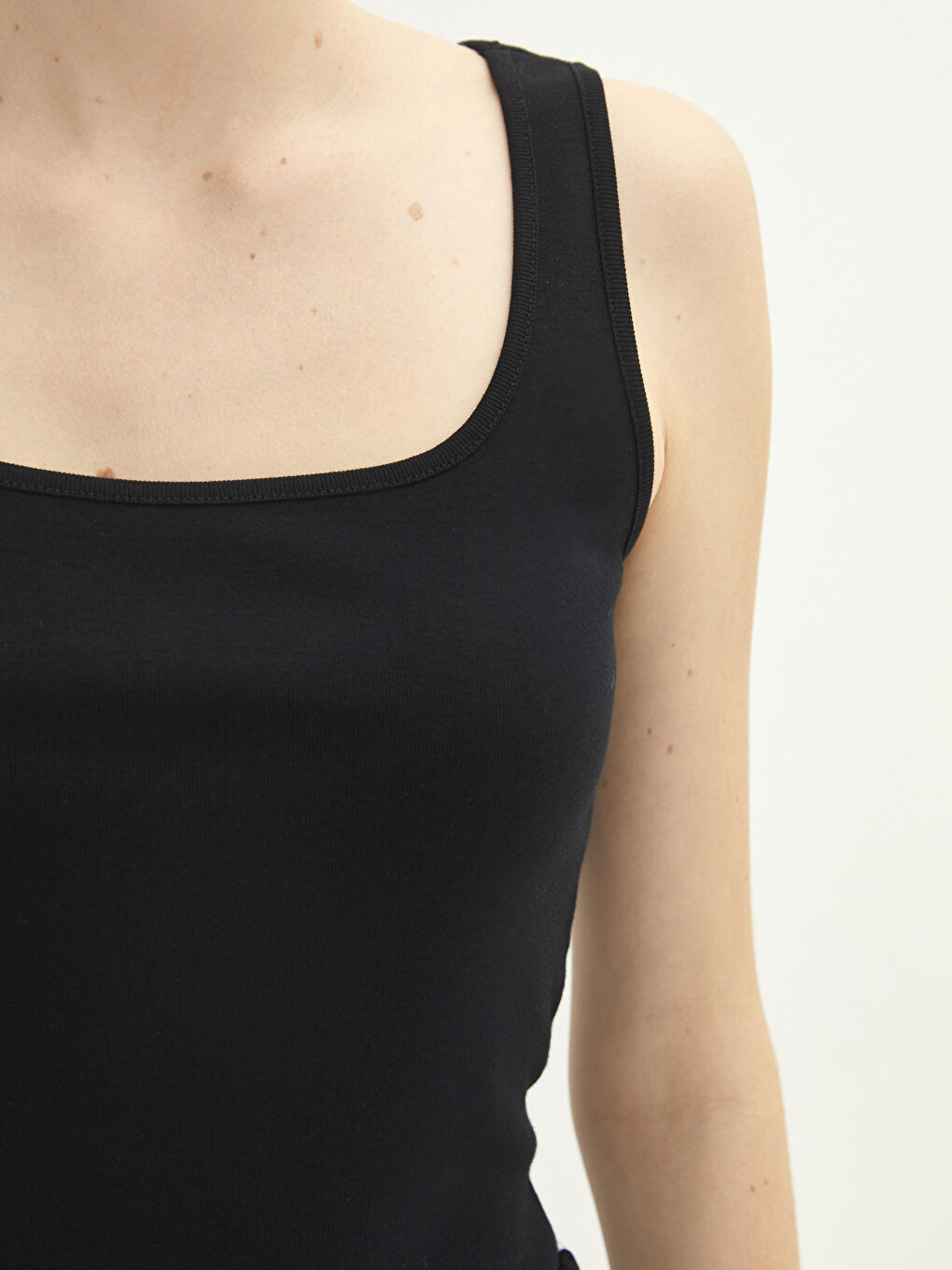 Siyah Kare Yaka Kalın Askılı Pamuklu Kadın İç Giyim Atlet-3