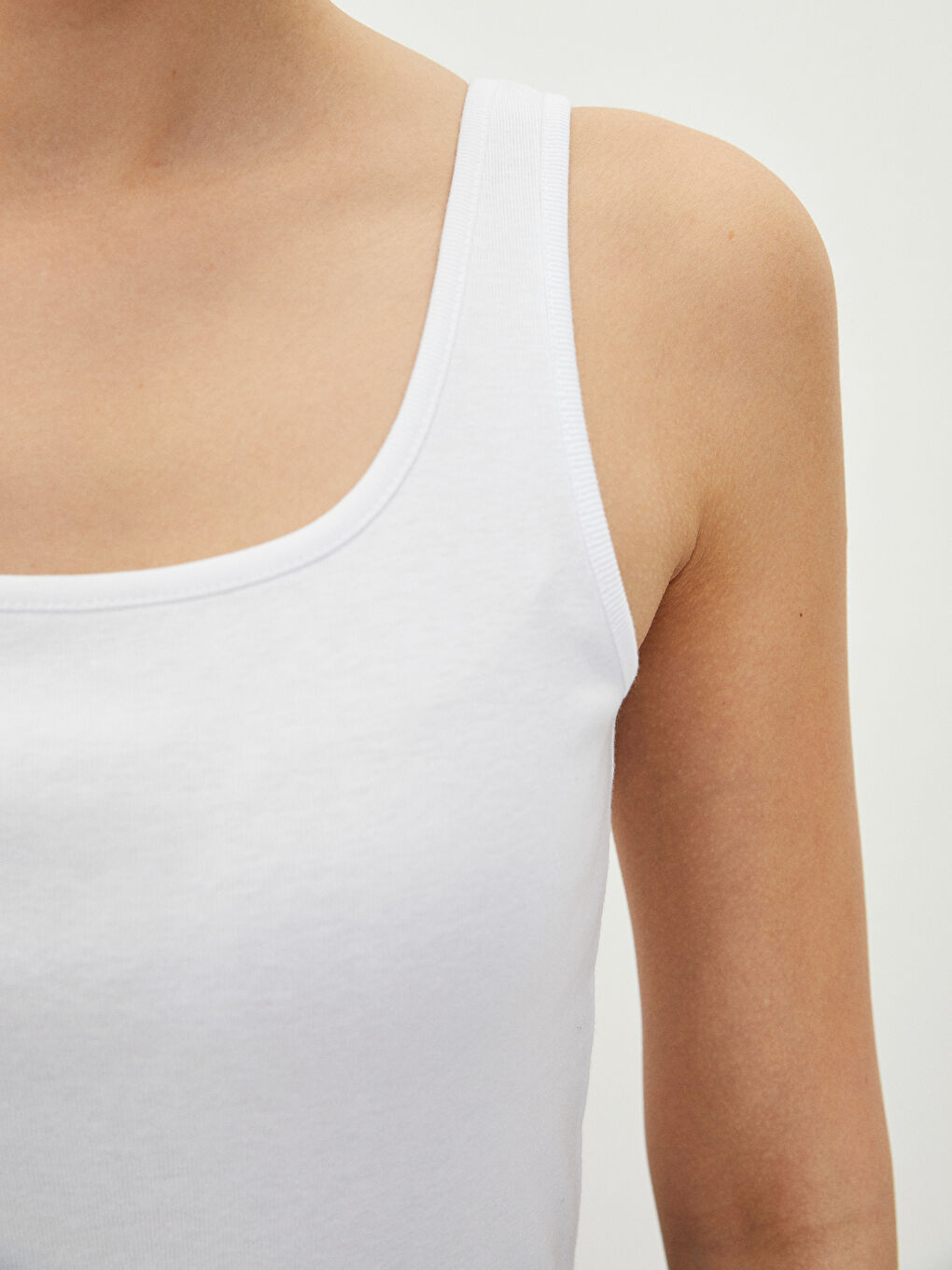 Beyaz Kare Yaka Kalın Askılı Pamuklu Kadın İç Giyim Atlet-3