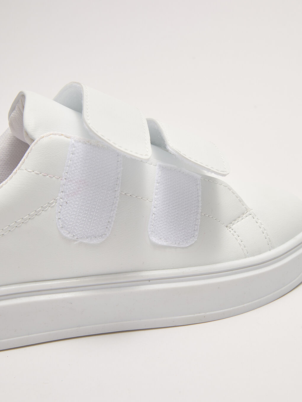 Beyaz Deri Görünümlü Cırt Cırtlı Kadın Spor Ayakkabı-5