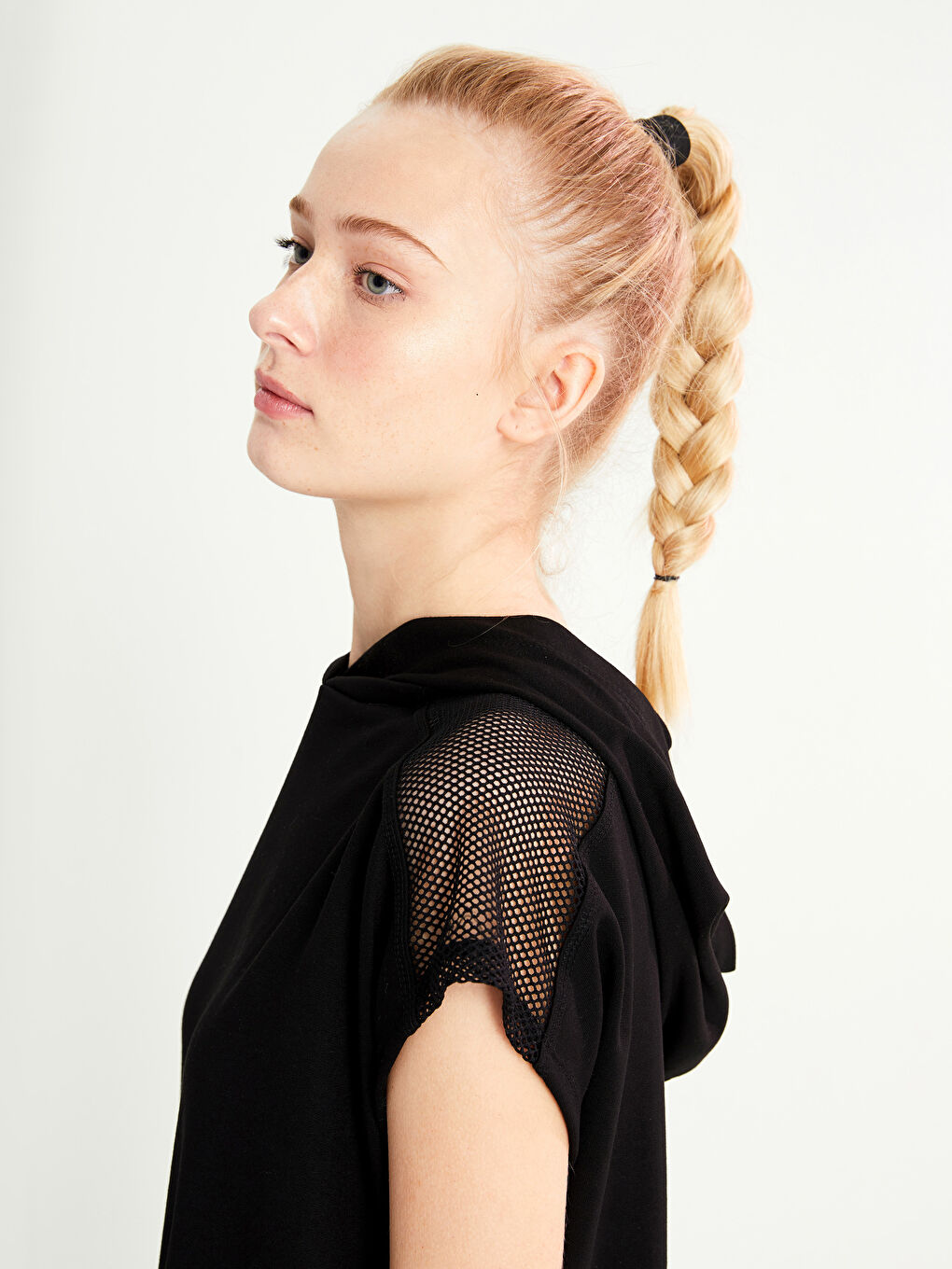 Siyah Kapüşonlu File Detaylı Kadın Spor Tişört-1