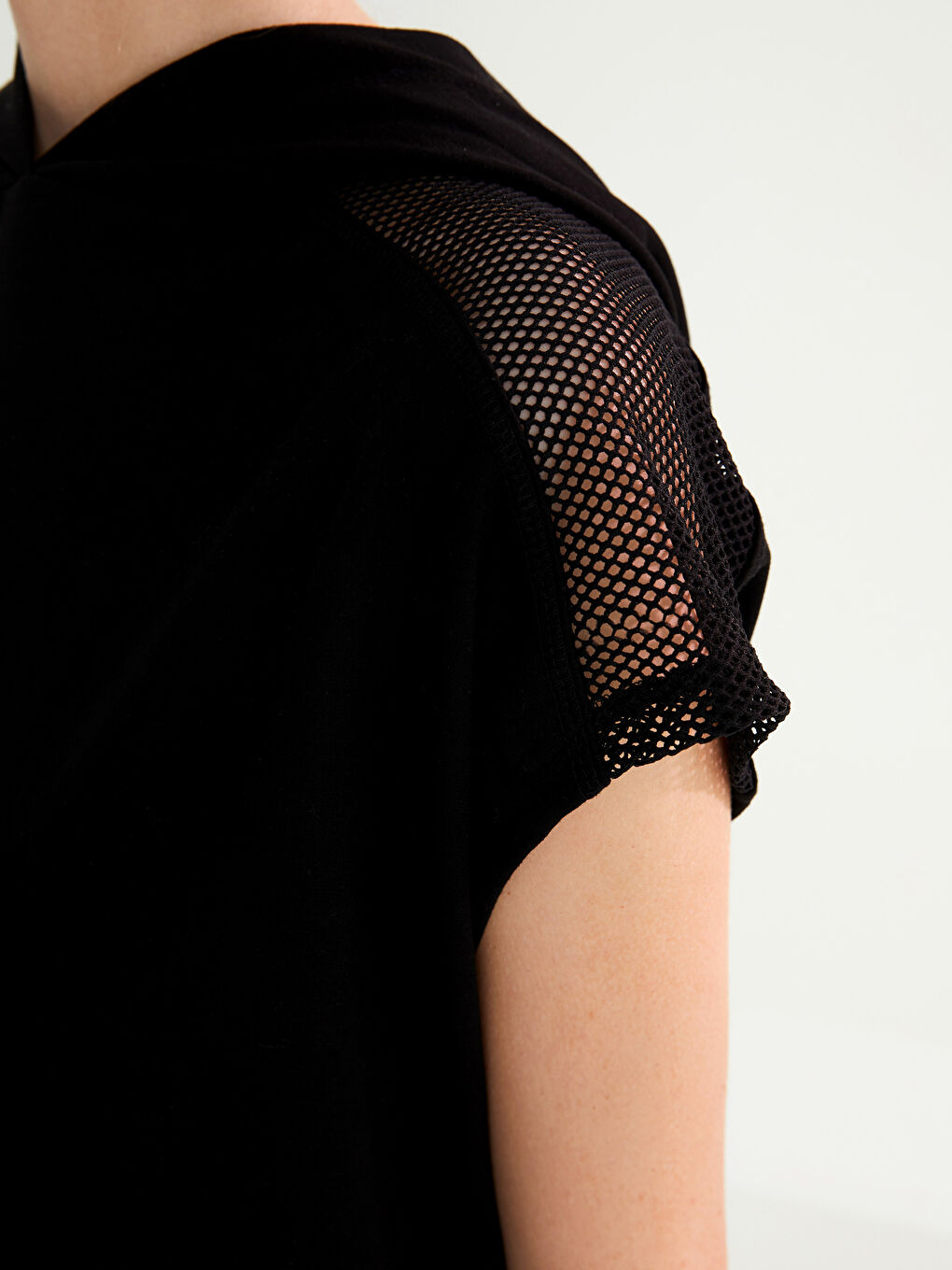 Siyah Kapüşonlu File Detaylı Kadın Spor Tişört-2