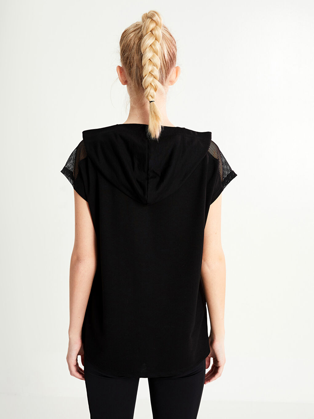 Siyah Kapüşonlu File Detaylı Kadın Spor Tişört-4