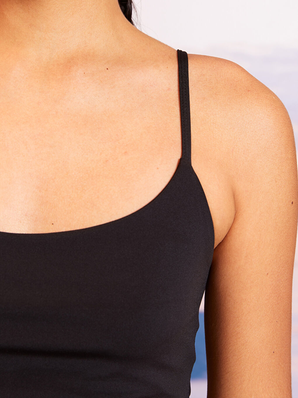 ياقة على شكل حرف U بِحَمّالات مستقيمة قميص رياضي للسيدات-3