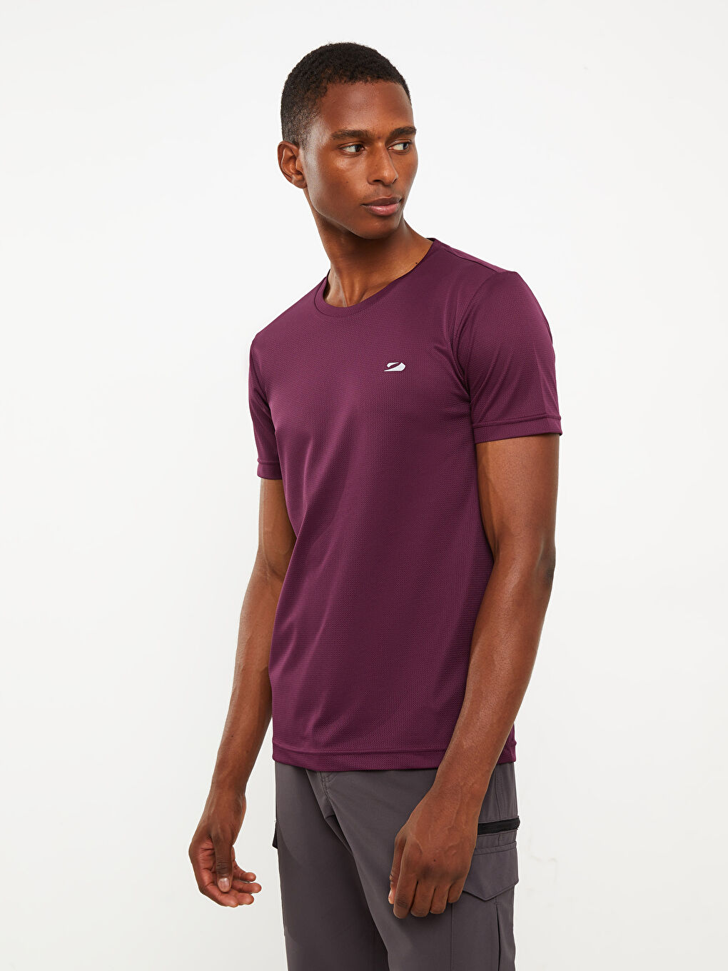 تيشيرت رياضي كم قصير بياقة دائرية للرجال-1