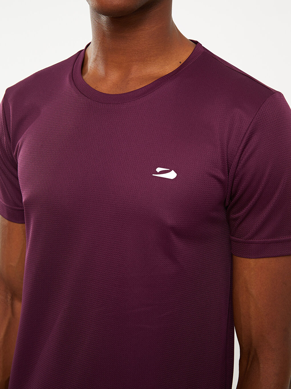 تيشيرت رياضي كم قصير بياقة دائرية للرجال-3