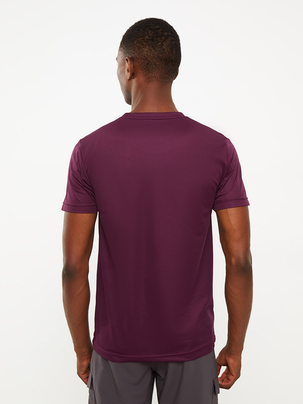 تيشيرت رياضي كم قصير بياقة دائرية للرجال-4