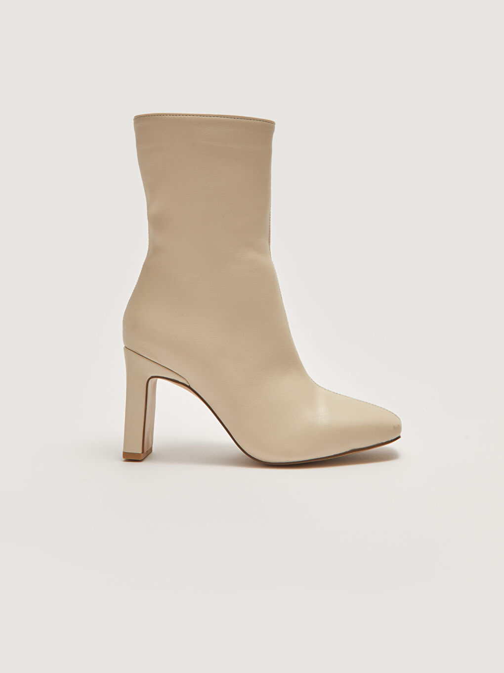 Bej Deri Görünümlü Fermuarlı Kadın Topuklu Bot-1