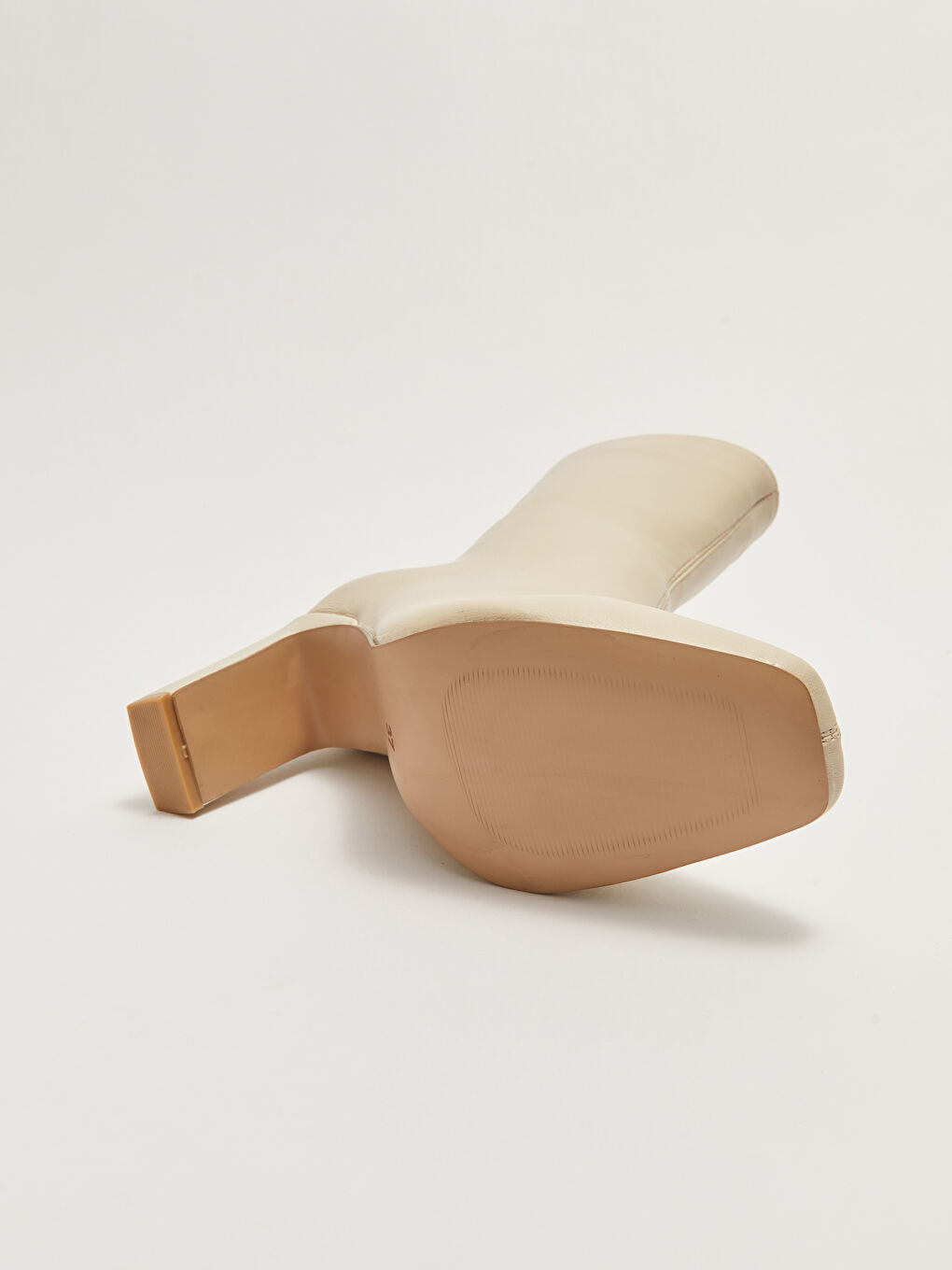 Bej Deri Görünümlü Fermuarlı Kadın Topuklu Bot-3