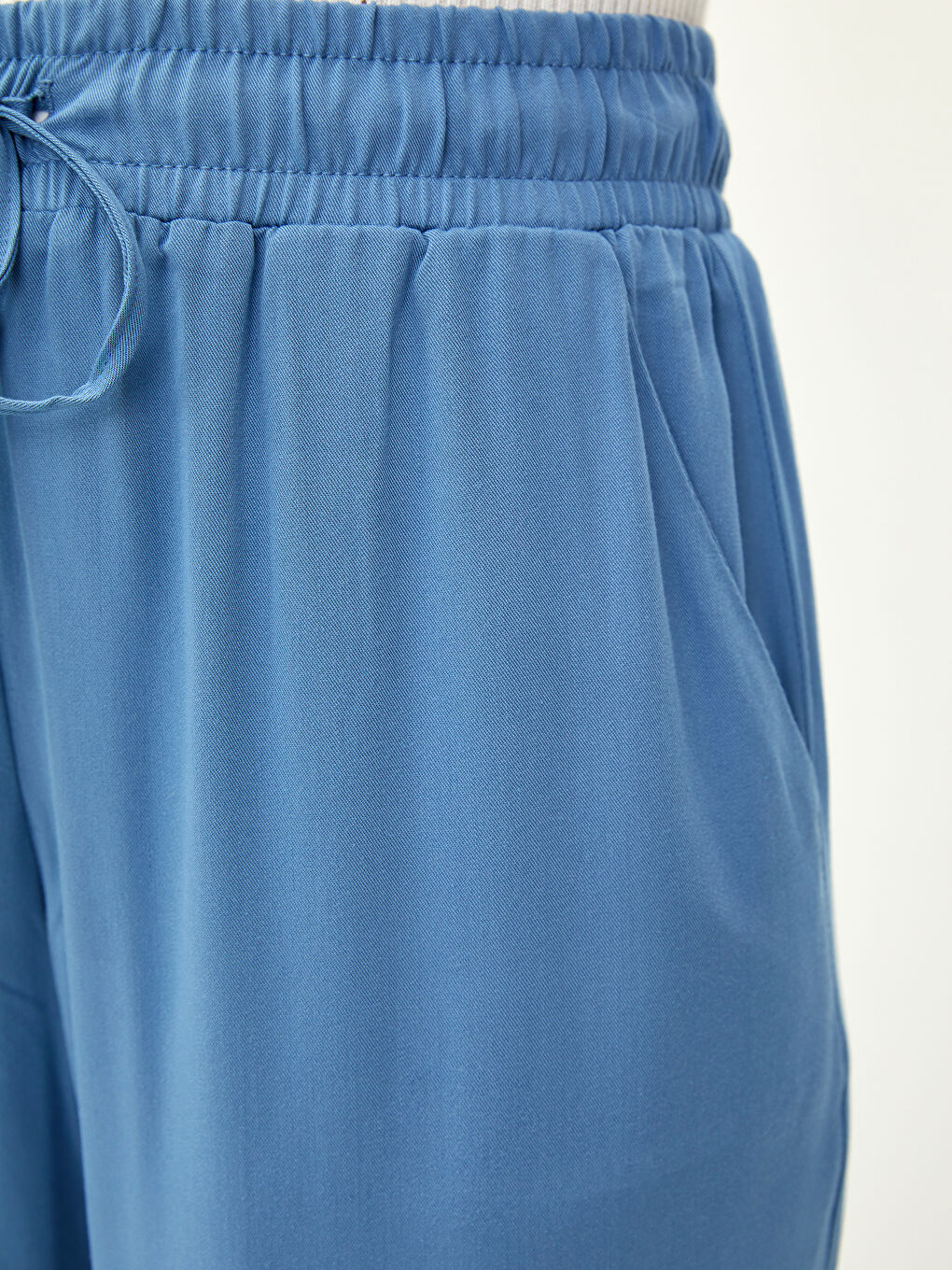 Mavi Beli Lastikli Rahat Kalıp Cep Detaylı Viskon Kadın Pantolon-2