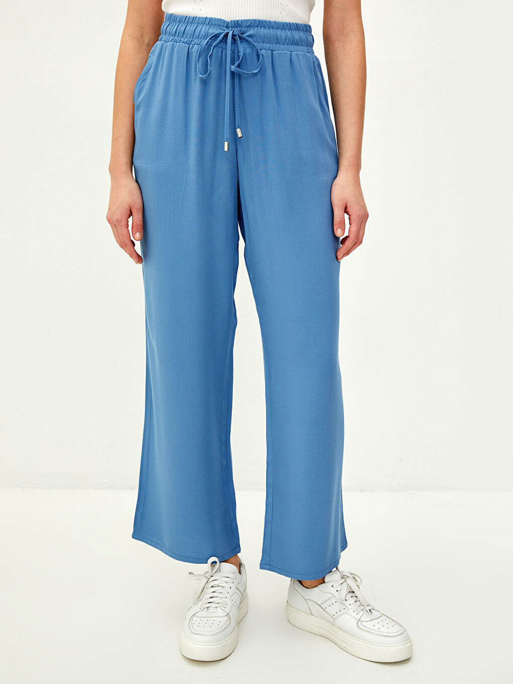 Mavi Beli Lastikli Rahat Kalıp Cep Detaylı Viskon Kadın Pantolon-3