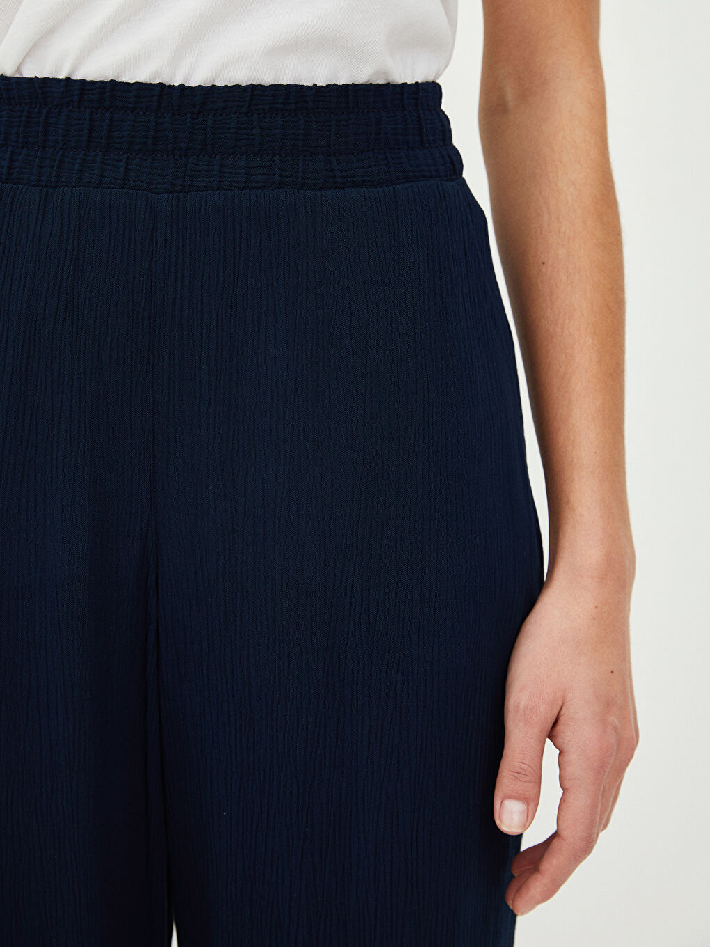 LCWAIKIKI Basic Pantalone od viskoze za žene sa elastičnim strukom, ravnim krojem i džepovima -S27491Z8-E1J