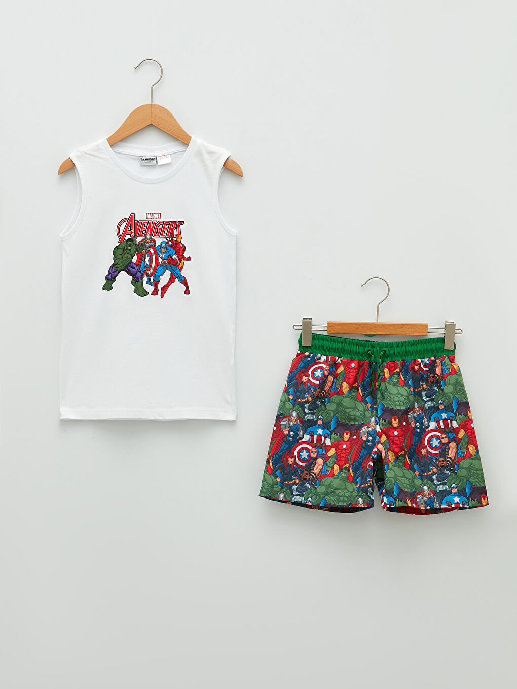 LCW Kids Yeşil Bisiklet Yaka Avengers Baskılı Erkek Çocuk Atlet ve Deniz Şortu