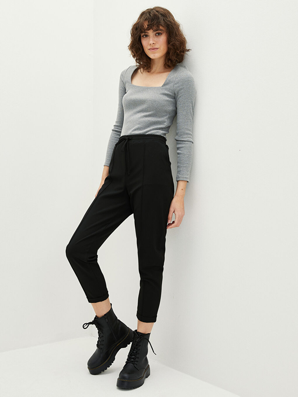 Панталон за жени с еластична талия и детайл с връзка