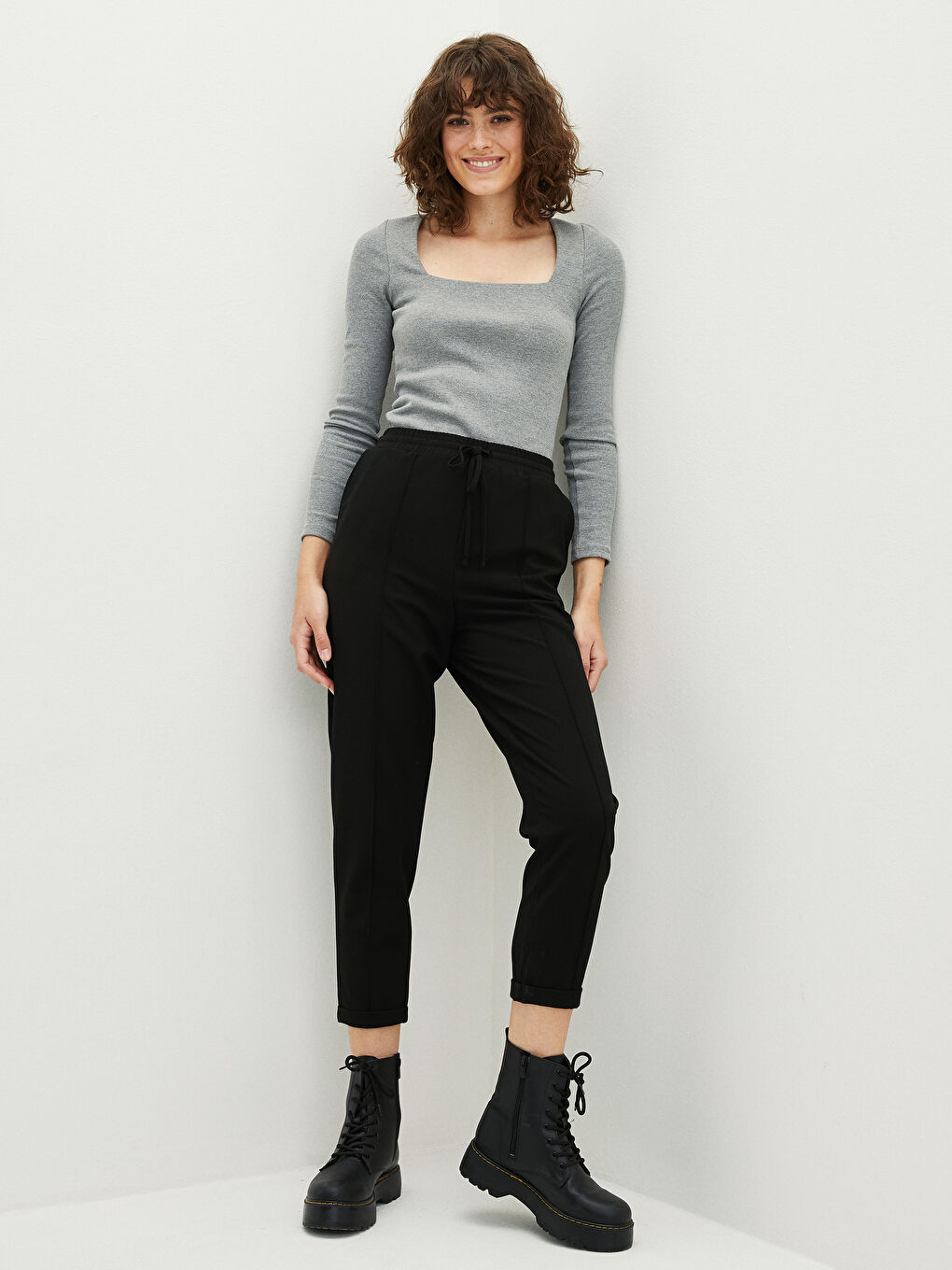 Панталон за жени с еластична талия и детайл с връзка-1