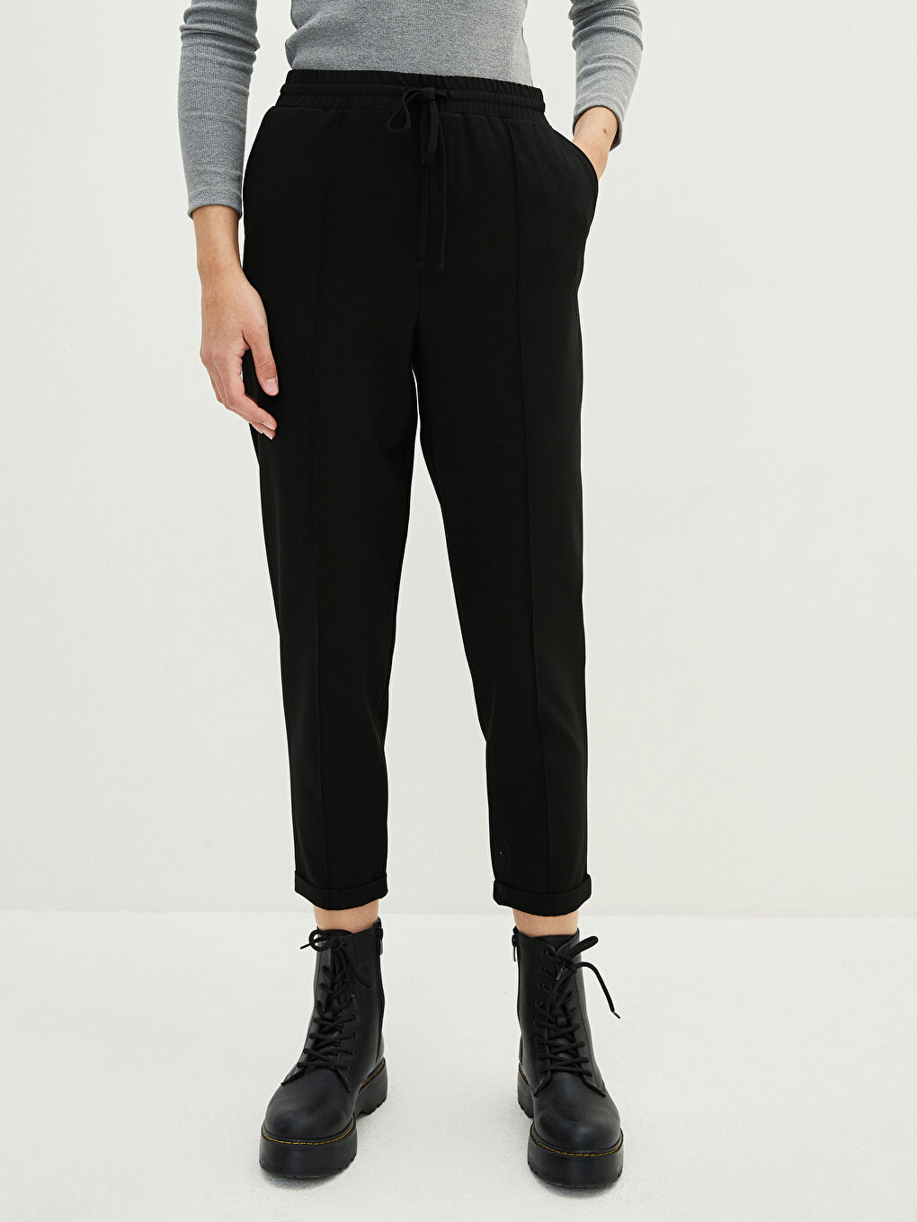 Панталон за жени с еластична талия и детайл с връзка-2