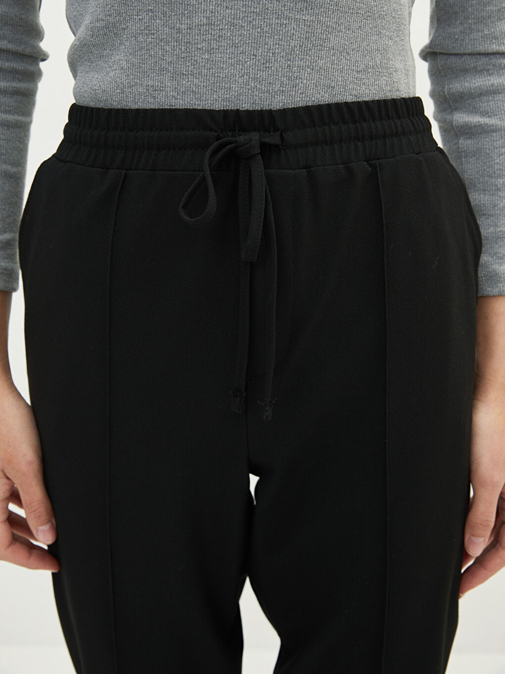 Панталон за жени с еластична талия и детайл с връзка-4