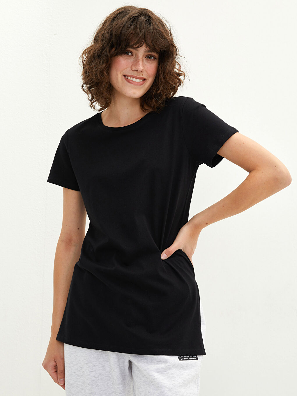 Siyah Bisiklet Yaka Düz Kısa Kollu Kadın Tişört-1