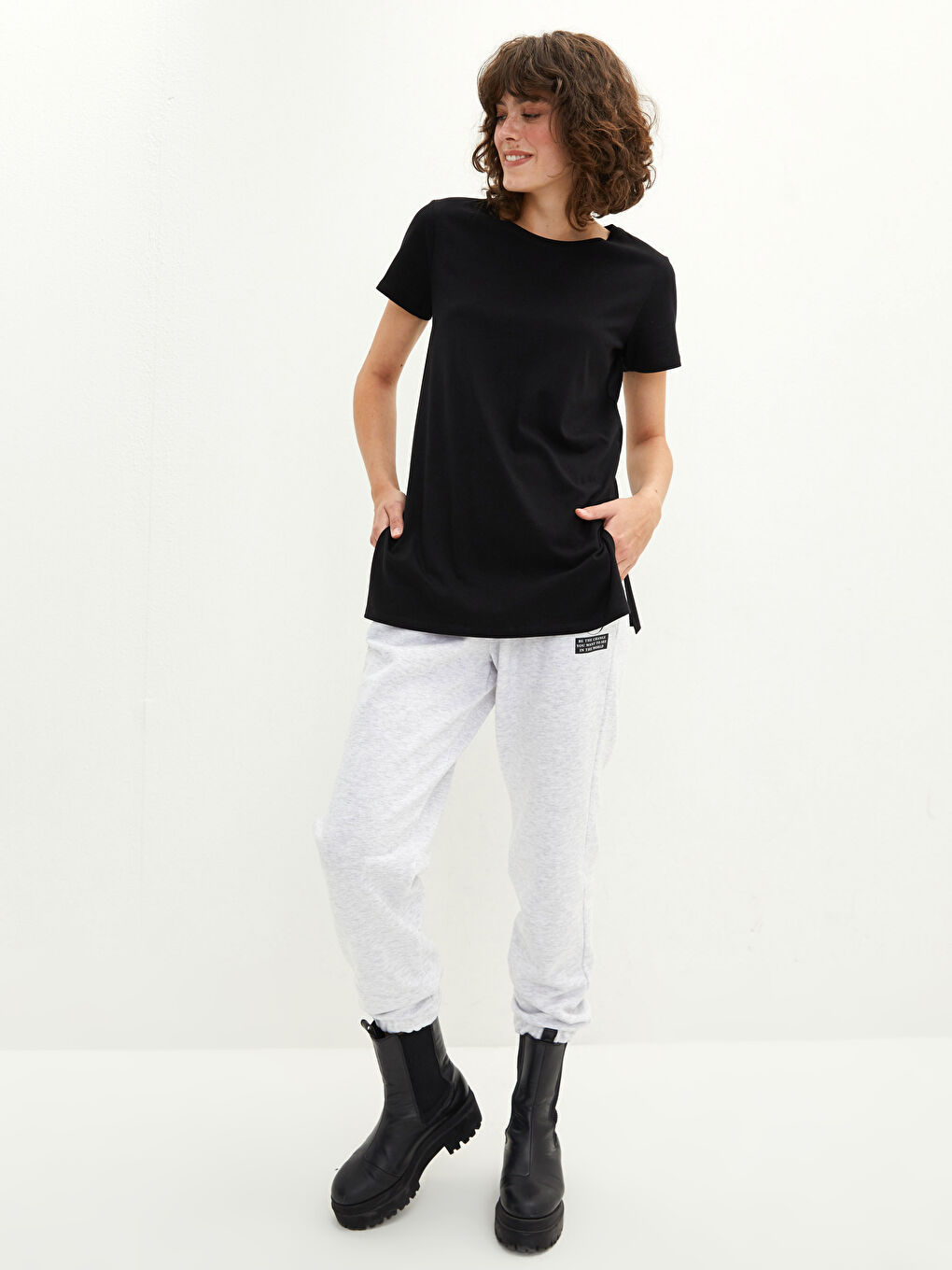 Siyah Bisiklet Yaka Düz Kısa Kollu Kadın Tişört-2