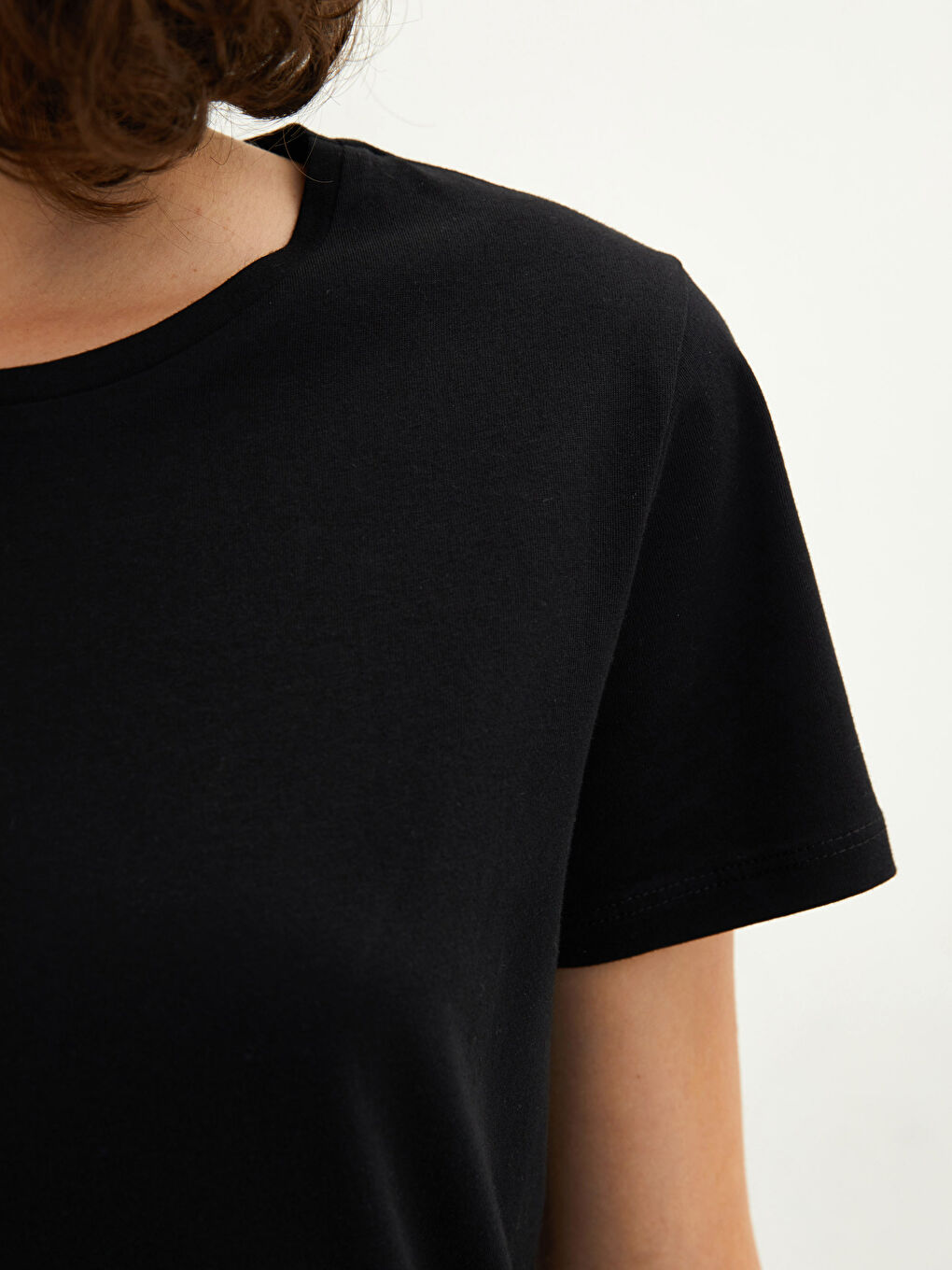Siyah Bisiklet Yaka Düz Kısa Kollu Kadın Tişört-3