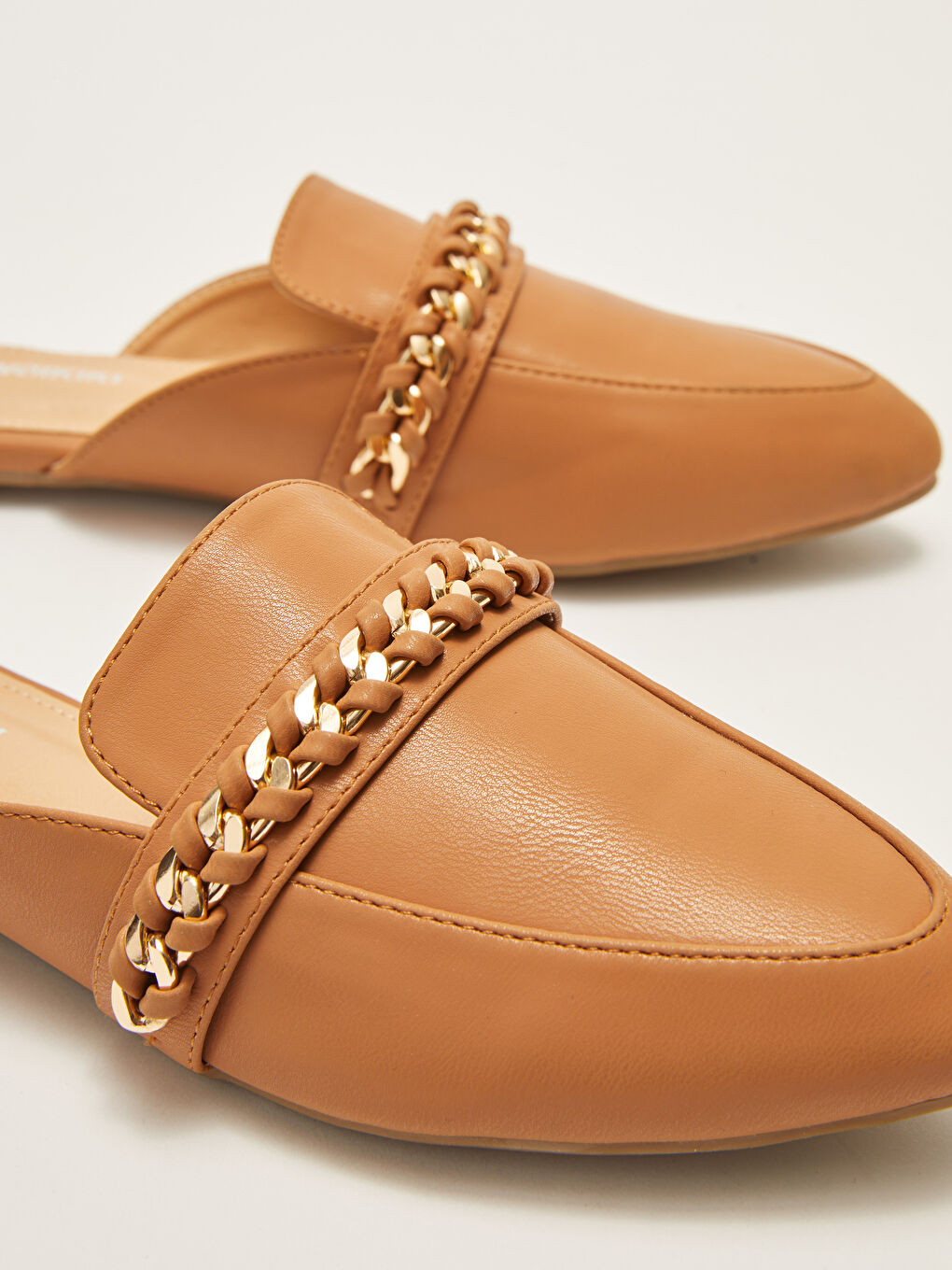 Kahverengi Deri Görünümlü Zİncir Şeritli Kadın Terlik-5