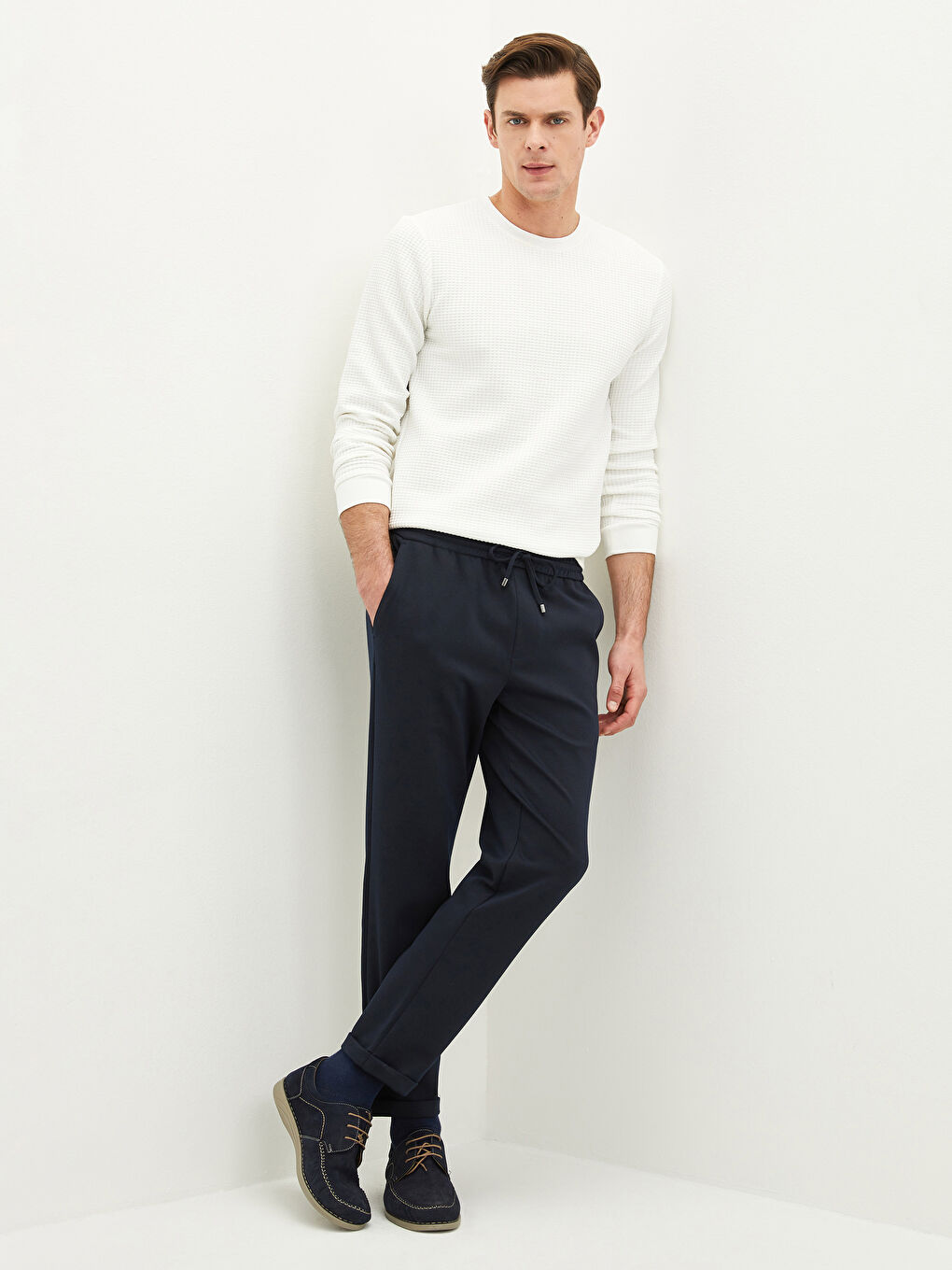 بنطلون رفيع للرجال بتفاصيل رباط على الوسط