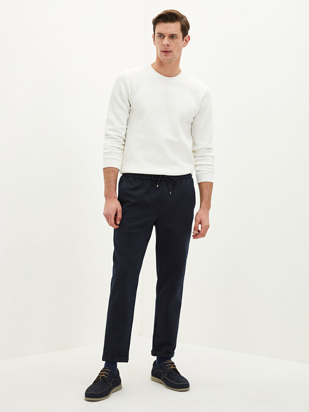 بنطلون رفيع للرجال بتفاصيل رباط على الوسط-1