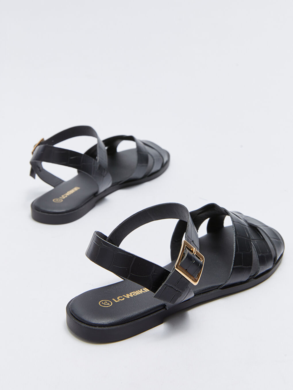 Siyah Deri Görünümlü Toka Detaylı Kadın Sandalet-4