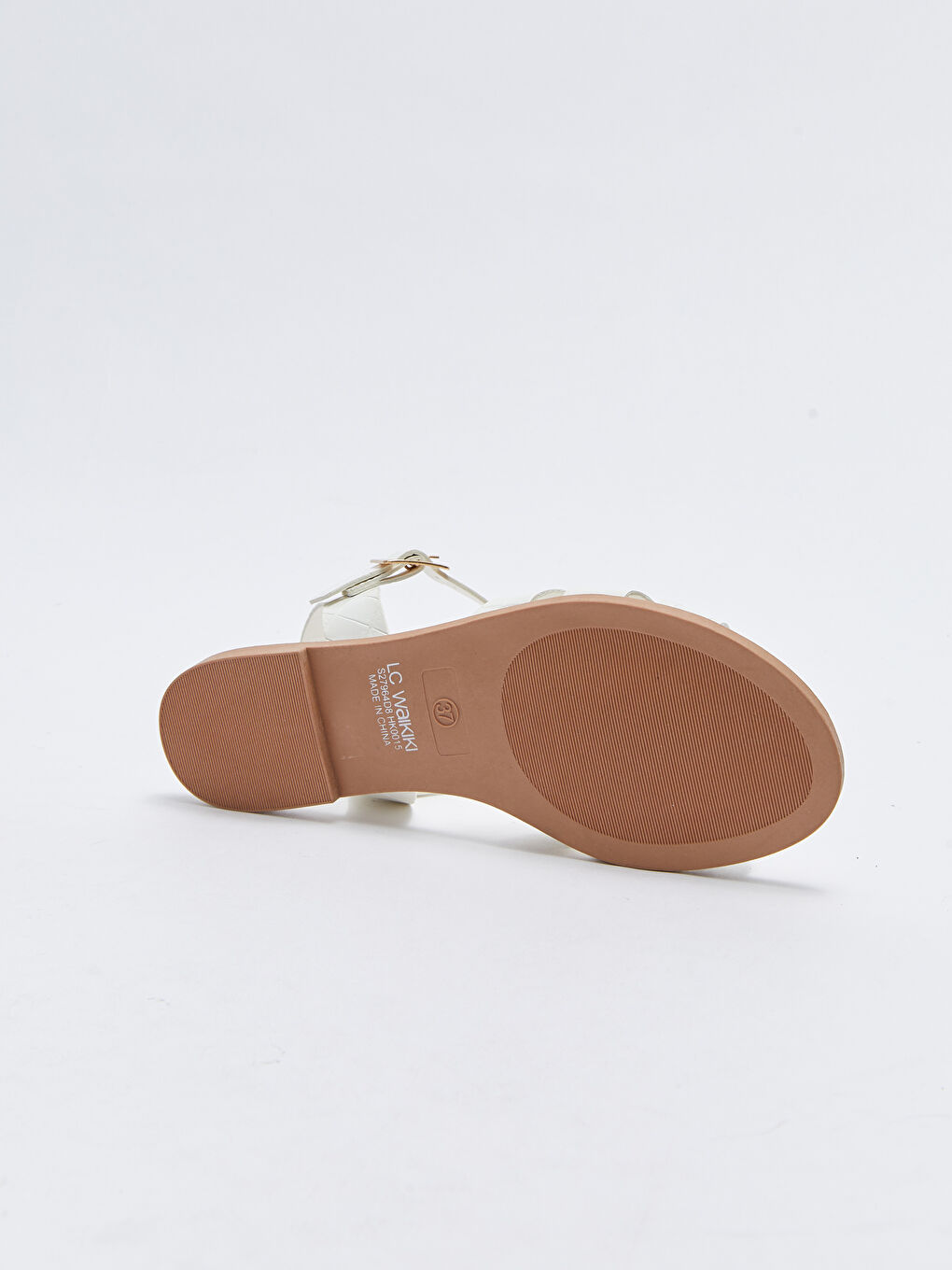 صنادل نسائية بتفاصيل مشبك بمظهر الجلد-3