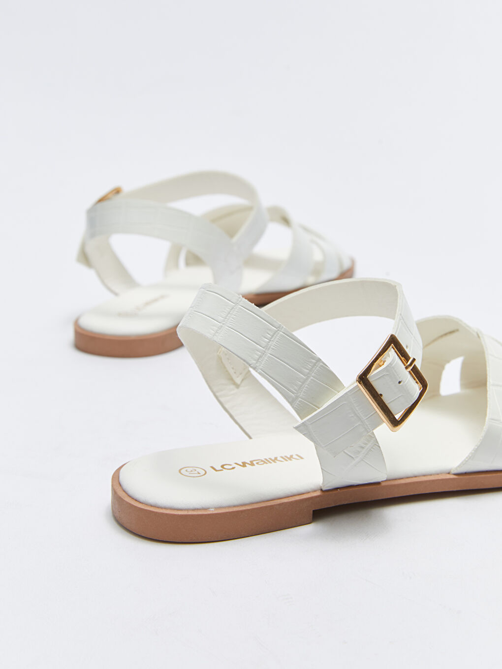 صنادل نسائية بتفاصيل مشبك بمظهر الجلد-4