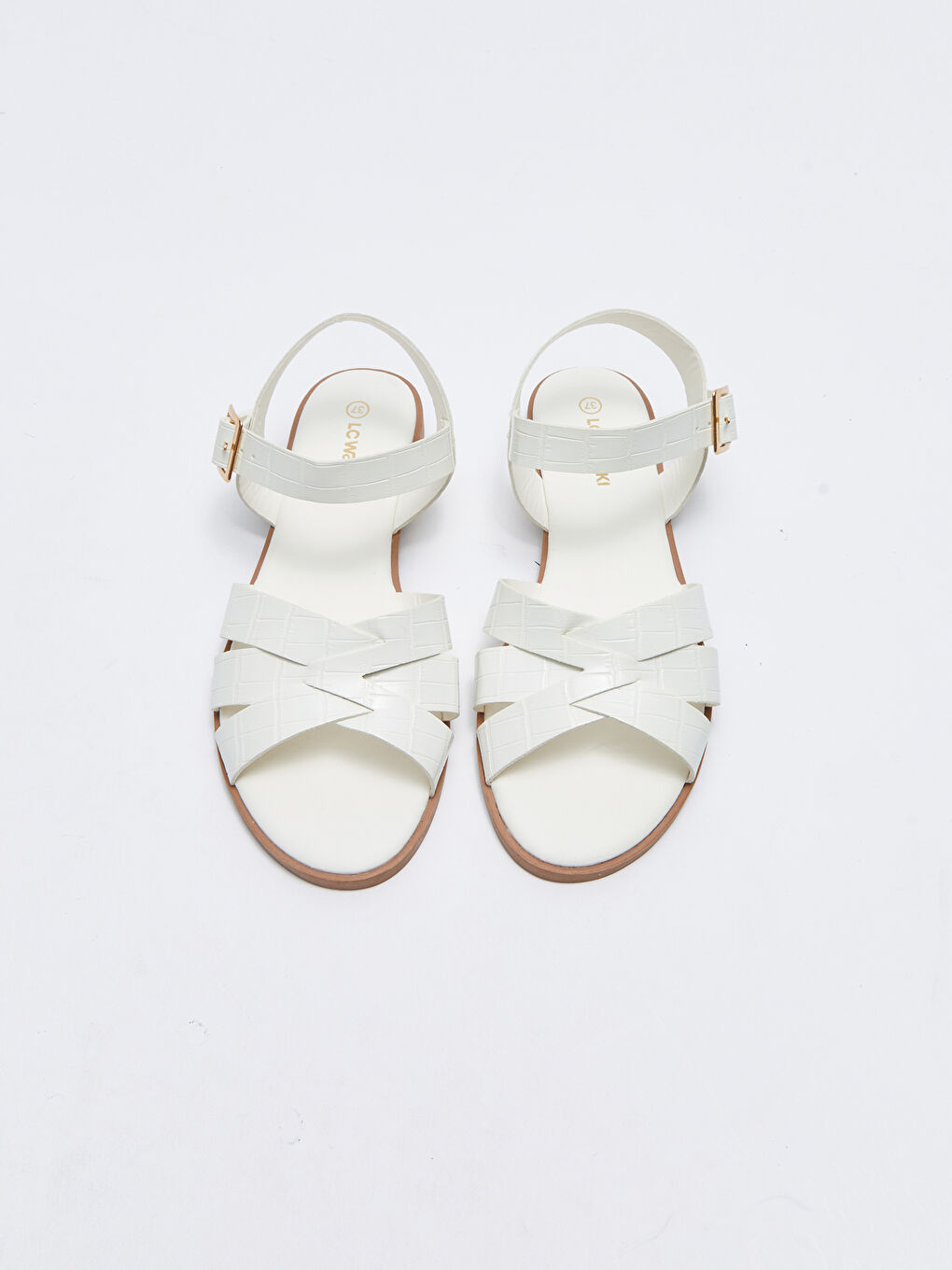 صنادل نسائية بتفاصيل مشبك بمظهر الجلد-5